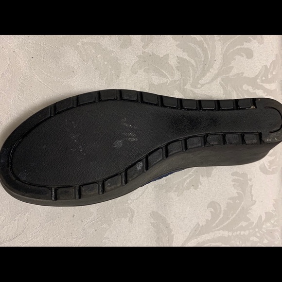 Steve Madden Wedge. Size 8-1/2 Navy .Stretchy - Picture 3 of 3